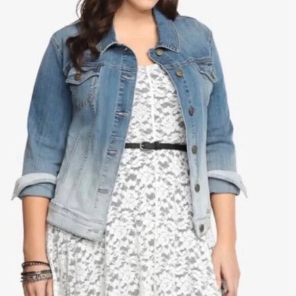 Torrid Jacket Womens Size 2X Denim Dip Dye Jean Jacket Comfy Buttons Pockets - Picture 1 of 11